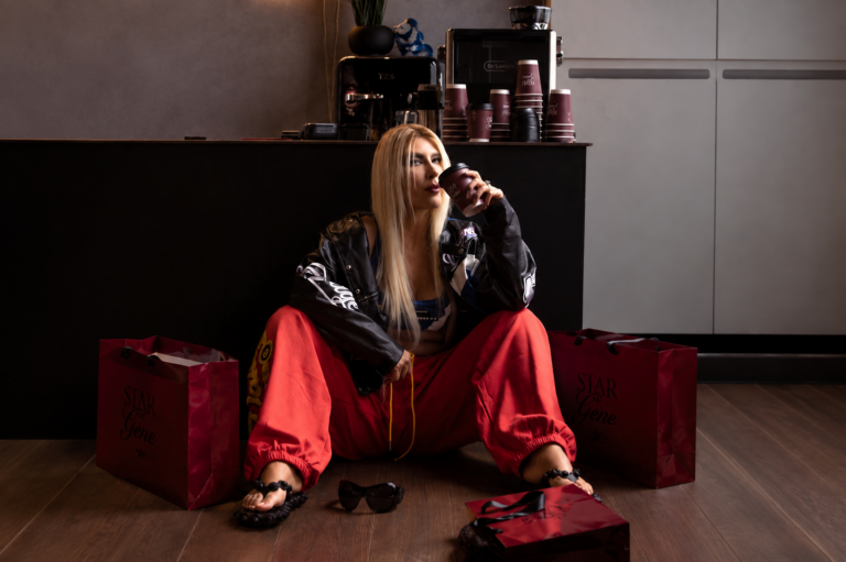 Hande Yener modayı Amsterdam’a taşıdı
