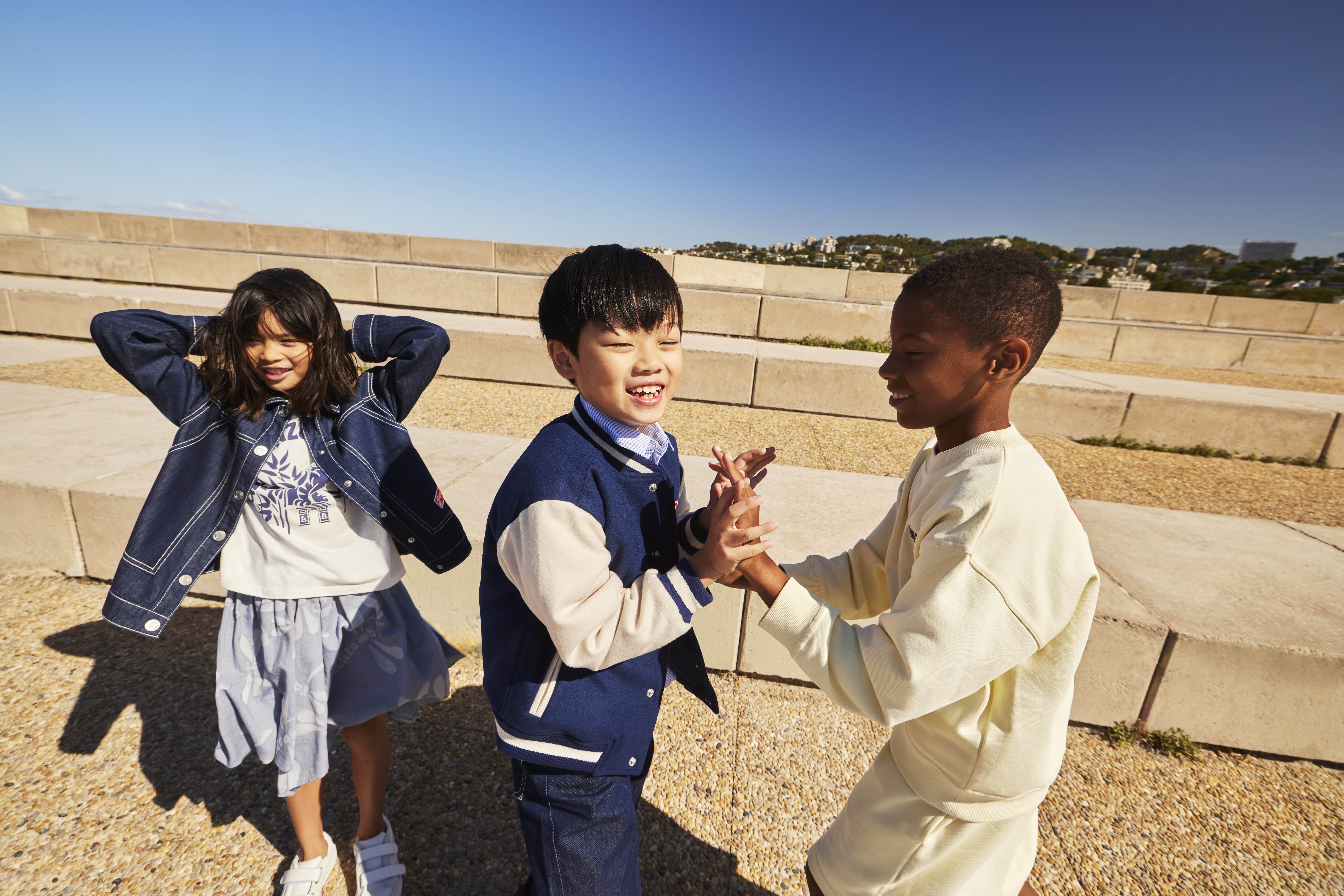 KIDS AROUND (3)